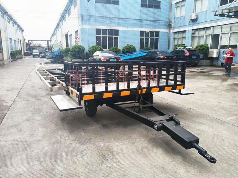 4吨开云足球体育_开云足球(中国)带小框架铝花纹板