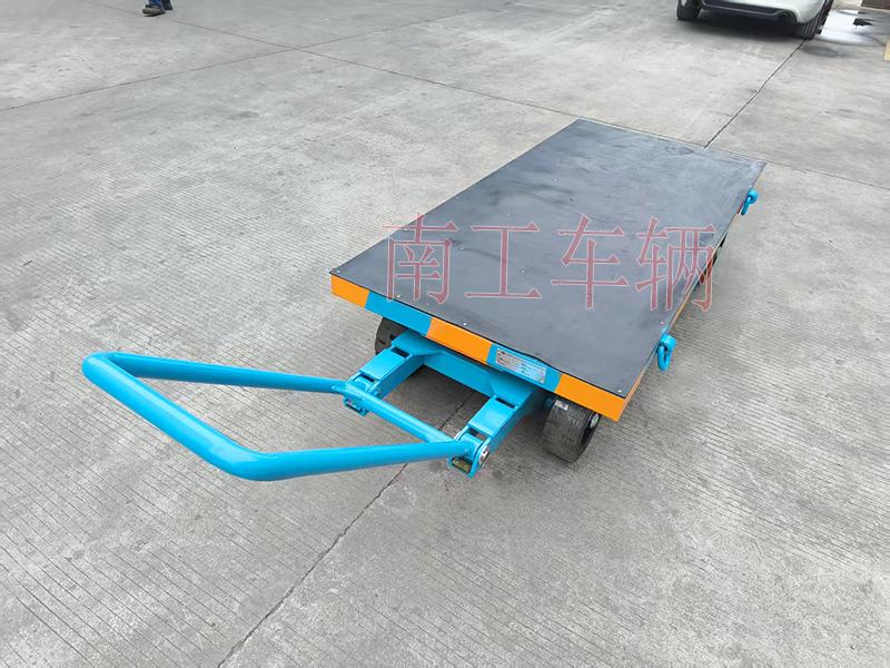 3吨小型开云足球体育_开云足球(中国) 带橡胶垫工具车