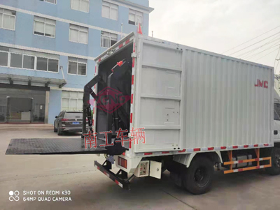 1673081581700440.jpg 1.5吨内置汽车尾板4I.jpg