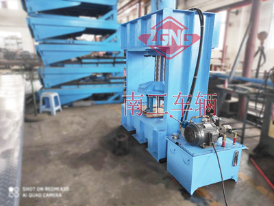 1675816964184639.jpg 150吨压胎机1I.jpg