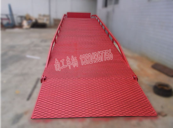 1677724883556716.jpg 10吨移动式登车桥I.jpg