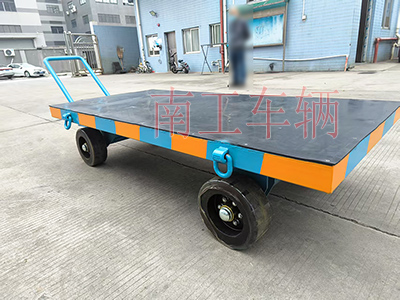3吨小型开云足球体育_开云足球(中国) 带橡胶垫工具车4I.jpg