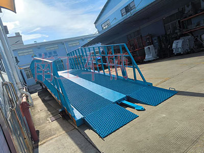 13吨重型移动式登车桥 护栏加高1I.jpg